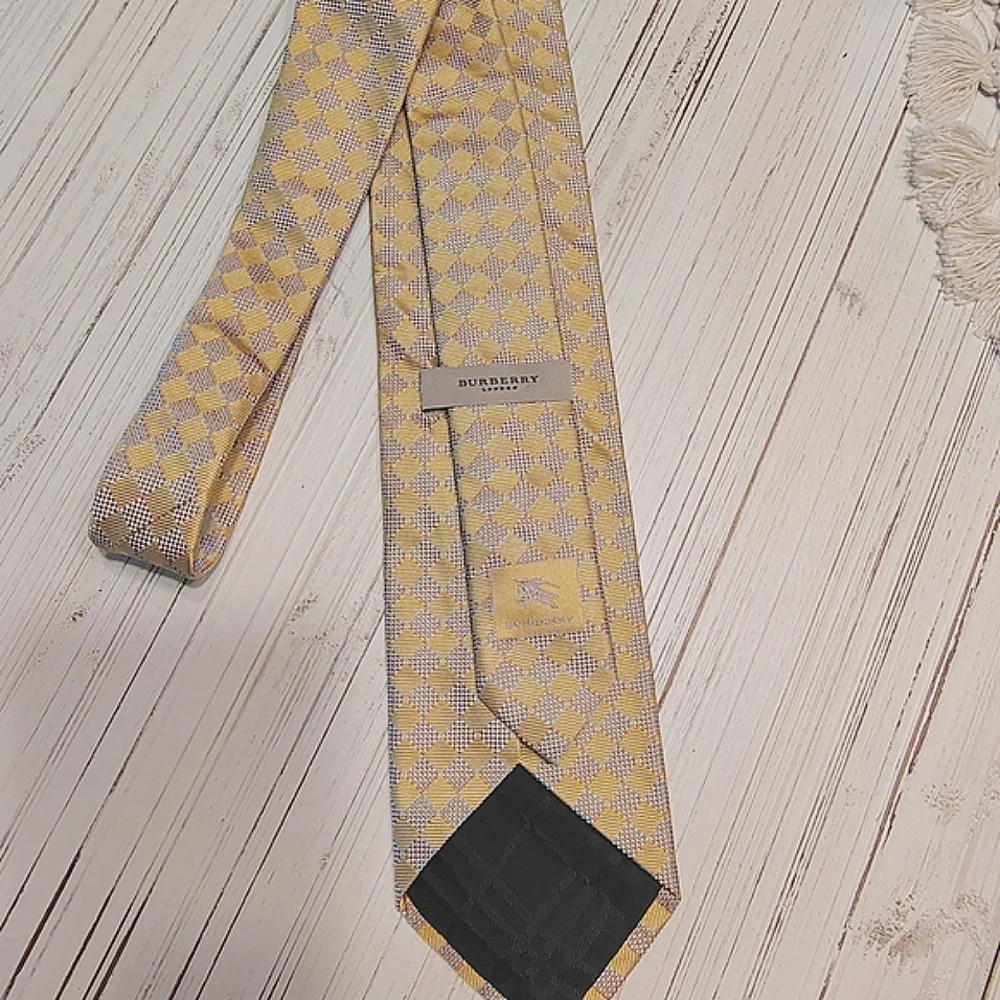 Burberry London Checkered Tie in Yellow and Blue. Made In Italy. 100% Silk.